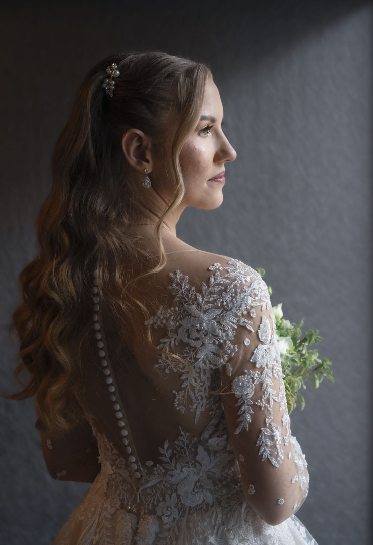 Photo éditoriale et spontanée de la mariée ; détail sur ses cheveux, son bouquet et sa robe de mariée au Rex Hôtel, Tarbes, Hautes Pyrénées