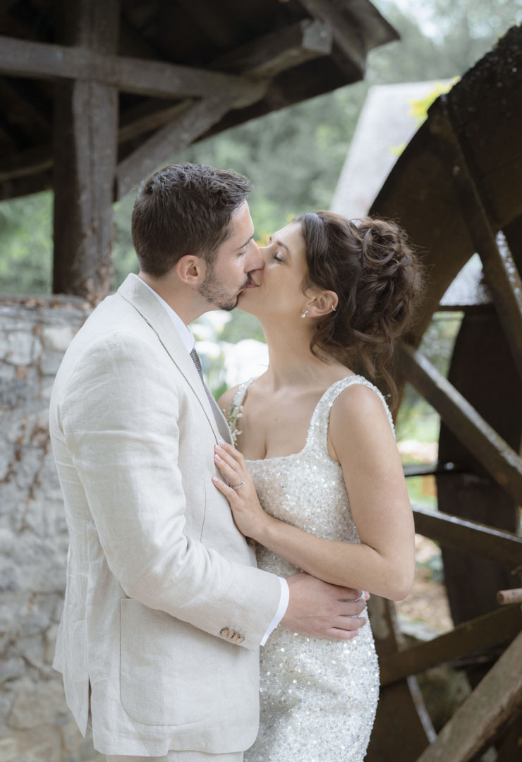 Session couple franco-anglais au domaine de Monda, Ayzac-Ost, Hautes Pyrénées. La photo est très élégante, type fine art. Le couple s'embrasse.