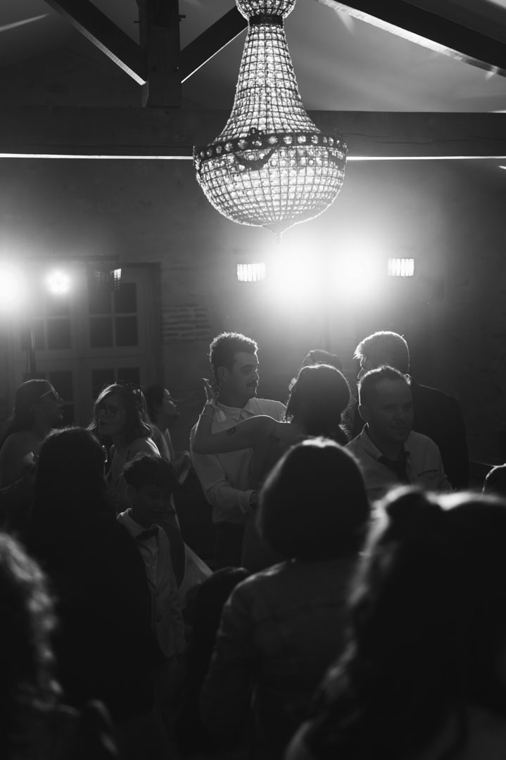 Mariage haut de gamme au Château de Fondat : couple d'amoureux dansant sur le dancefloor en noir et blanc à Saint-Justin.