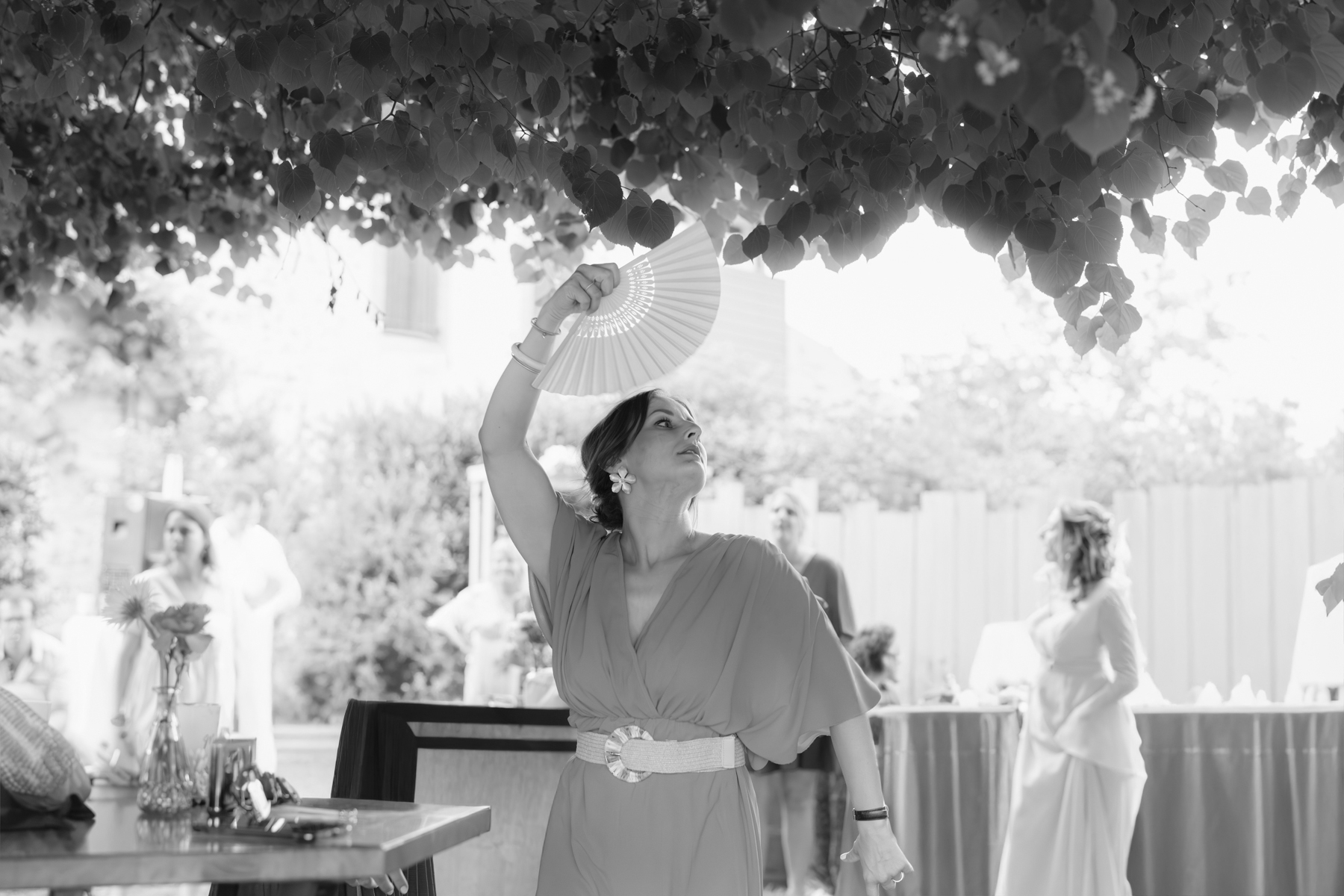 Photo spontanée mais élégante d'une invitée à un mariage