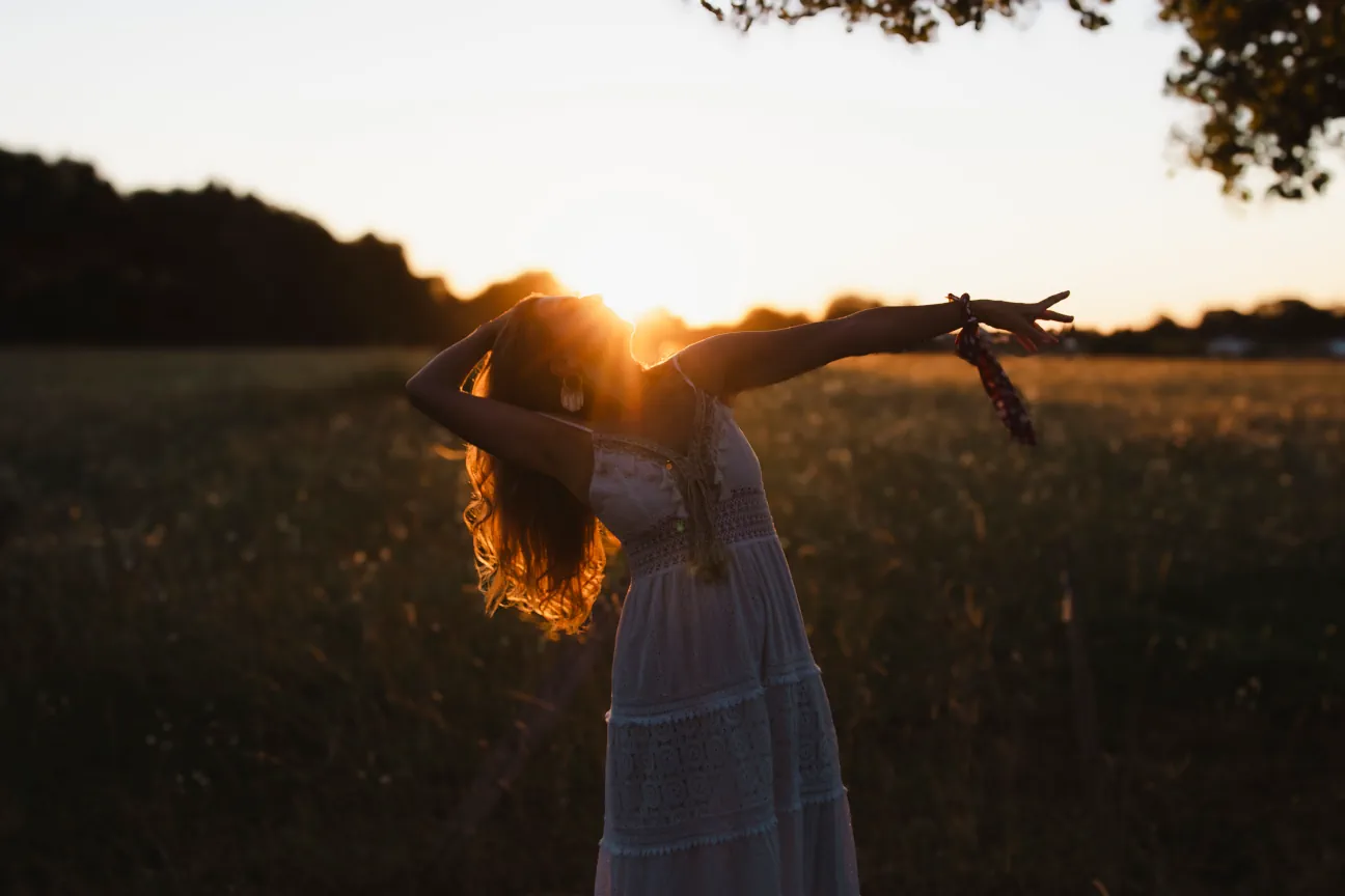 Pose artistique d'une jolie fille dans un champ