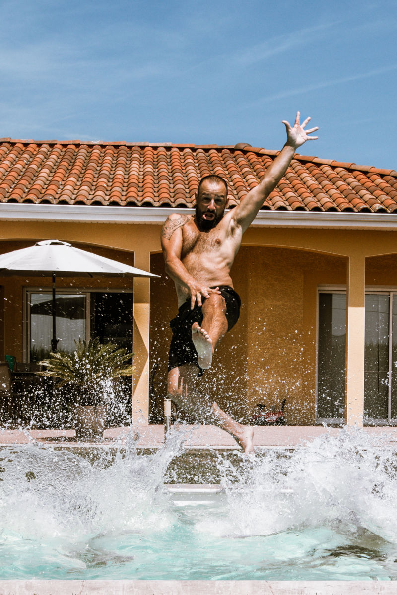 Instant spontané lors des préparatifs de mariage : le marié saute dans la piscine.
